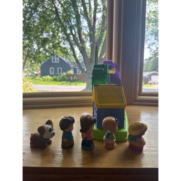 Fisher Price Little People Peek n Discover Backyard Playset with Figures - Picture 3 of 5